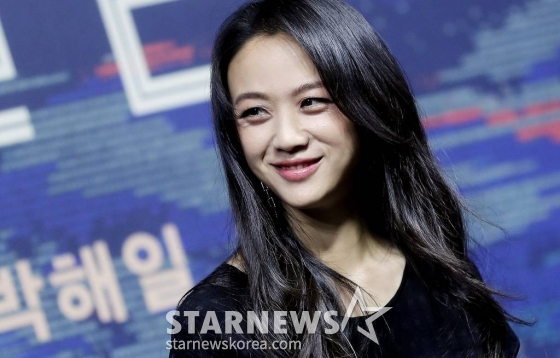 배우 탕웨이가 2일 오전 서울 종로구 JW메리어트동대문스퀘어서울에서 진행된 영화 '헤어질 결심' 제작보고회에 참석해 미소를 짓고 있다. '헤어질 결심'은 박찬욱 감독이 '아가씨' 이후 6년 만에 선보이는 한국 영화로, 산에서 벌어진 변사 사건을 수사하게 된 형사 해준(박해일 분)이 사망자의 아내 서래(탕웨이 분)를 만나고 의심과 관심을 동시에 느끼며 시작되는 이야기를 그렸다. 오는 29일 개봉./ 2022.06.29 /사진=김창현 기자 chmt@