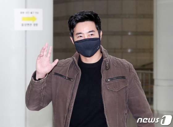 (서울=뉴스1) 송원영 기자 = 우크라이나군에 가담해 참전했다가 여권법 위반 등 혐의로 기소된 이근 전 대위가 20일 서울 서초구 서울중앙지방법원에서 열린 여권법 위반·도주치상 혐의 공판에 출석하고 있다. 이날 재판부는 이 전 대위의 '뺑소니' 혐의도 병합해 심사한다. 이 전 대위는 지난해 7월 서울 시내에서 차량을 운전하다 오토바이와 사고를 낸 뒤 별다른 구조 조치 없이 현장을 벗어난 혐의(특정범죄 가중처벌법상 도주치상)를 받고 있다. 2023.3.20/뉴스1 Copyright (C) 뉴스1. All rights reserved. 무단 전재 및 재배포 금지.