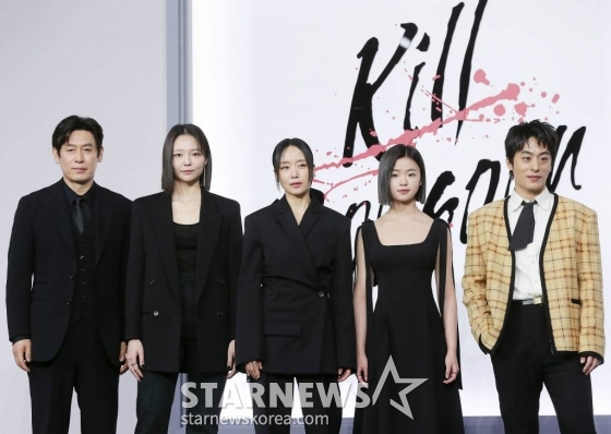 배우 설경구, 이솜, 전도연, 김시아, 구교환이 21일 오전 서울 강남구 삼성동 그랜드 인터컨티넨탈 서울 파르나스에서 진행된 넷플릭스 영화 '길복순' 제작보고회에 참석해 인사말을 하고 있다.  '길복순'은 청부살인업계의 전설적인 킬러 길복순이 회사와 재계약 직전, 죽거나 또는 죽이거나, 피할 수 없는 대결에 휘말리게 되는 이야기를 그린 액션 영화다. 오는 31일 공개. 2023.03.21 /사진=김창현 기자 chmt@