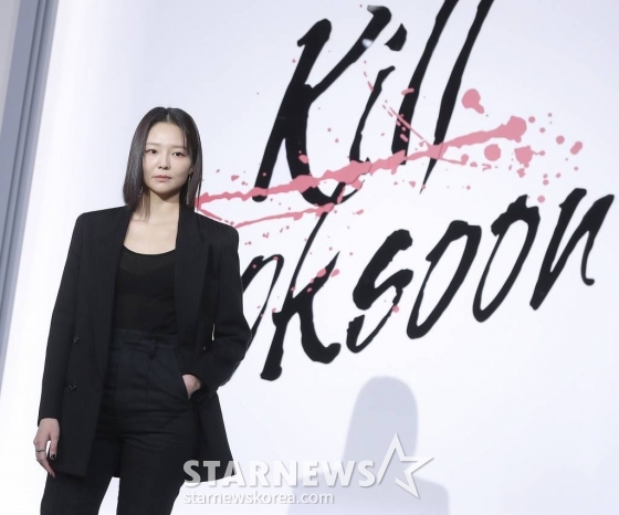 배우 이솜이 21일 오전 서울 강남구 삼성동 그랜드 인터컨티넨탈 서울 파르나스에서 진행된 넷플릭스 영화 '길복순' 제작보고회에 참석해 포즈를 취하고 있다.  '길복순'은 청부살인업계의 전설적인 킬러 길복순이 회사와 재계약 직전, 죽거나 또는 죽이거나, 피할 수 없는 대결에 휘말리게 되는 이야기를 그린 액션 영화다. 오는 31일 공개. 2023.03.21 /사진=김창현 기자 chmt@