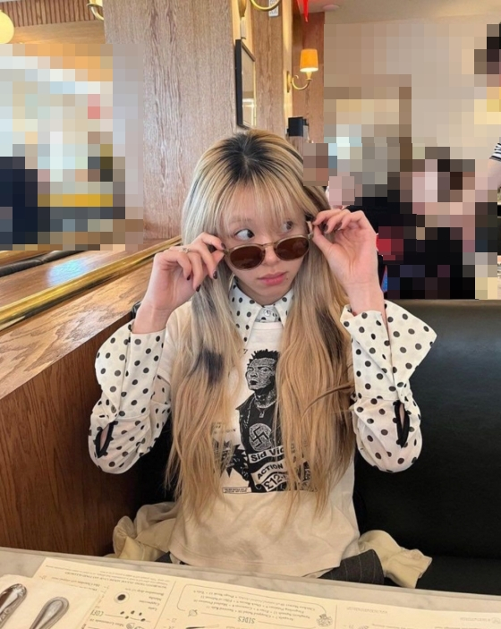 트와이스 채영이 나치 문양 티셔츠를 착용한 사진을 공개했다가 논란이 됐다./사진=채영 인스타그램