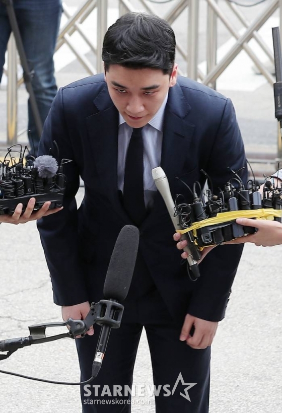 해외 원정도박 혐의를 받고 있는 빅뱅 전 멤버 승리가 28일 오전 서울 중랑구 묵동 서울지방경찰청 지능범죄수사대에서 조사를 받기 위해 출석하고 있다.  승리는 양현석 전 YG엔터테인먼트 대표와 함께 해외를 오가며 13억원 상당 외국환거래(환치기)를 했다는 의혹을 받고 있다. /사진=김창현 기자 chmt@
