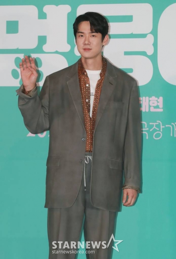 배우 유연석이 15일 오후 서울 용산구 CGV용산아이파크몰에서 진행된 영화 ‘멍뭉이(감독 김주환)’ 언론시사회 및 기자간담회에 참석해 포즈를 취하고 있다. 집사 인생 조기 로그아웃 위기에 처한 '민수'와 인생 자체가 위기인 '진국', 두 형제가 사랑하는 반려견 '루니'의 완벽한 집사를 찾기 위해 면접을 시작하고, 뜻밖의 '견'명적인 만남을 이어가는 영화 '멍뭉이'는 3월 1일 개봉한다. /2023.02.15 /사진=이동훈 기자 photoguy@