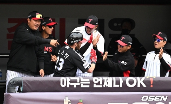 오스틴이 23일 수원 KT전에서 7회 홈런을 친 뒤 더그아웃에서 동료들과 기쁨을 함께하고 있다.