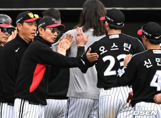 염경엽(왼쪽에서 두 번째) LG 감독이 경기 후 오스틴을 격려하고 있다.