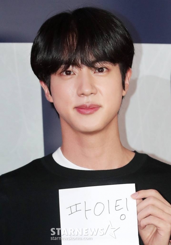 방탄소년단 진이 2일 오후 서울 강남구 삼성동 메가박스 코엑스에서 진행된 영화 '헌트' VIP시사회에 참석해 포즈를 취하고 있다. '헌트'는 조직 내 숨어든 스파이를 색출하기 위해 서로를 의심하는 안기부 요원 '박평호'와 '김정도'가 '대한민국 1호 암살 작전'이라는 거대한 사건과 직면하며 펼쳐지는 첩보 액션 드라마. 오는 10일 개봉. 2022.08.02 /사진=김창현 기자 chmt@