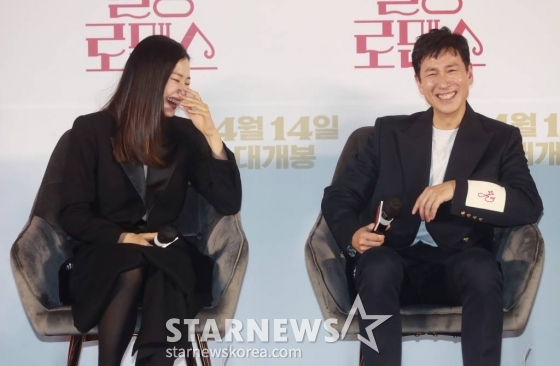 배우 이하늬, 이선균이 24일 오전 서울 광진구 롯데시네마 건대입구점에서 진행된 영화 '킬링 로맨스'(감독 이원석) 제작발표회에 참석해 질문에 답하고 있다.  섬나라 재벌 '조나단'(이선균)과 운명적 사랑에 빠져 돌연 은퇴를 선언한 톱스타 '여래'(이하늬)가 팬클럽 3기 출신 사수생 '범우'(공명)를 만나 기상천외한 컴백 작전을 모의하게 되는 이야기 '킬링 로맨스'는 4월 14일 개봉한다. /2023.03.24 /사진=이동훈 기자 photoguy@