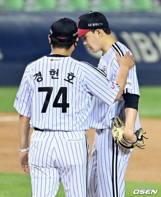 경헌호(왼쪽) LG 코치와 임찬규.