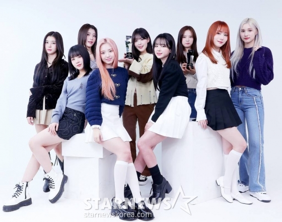 걸그룹 케플러(Kep1er)가 서울 종로구 스타뉴스 사옥에서 진행된 '2022 아시아 아티스트 어워즈 인 재팬'(2022 Asia Artist Awards In Japen, 이하 2022 AAA) 수상 인터뷰에 앞서 포즈를 취하고 있다. 케플러는 '2022 AAA'에서 뉴웨이브상과 베스트 초이스상을 수상하는 영광을 안았다. 케플러는 2022년 1월 미니 1집 'FIRST IMPACT'로 데뷔 후 6월 미니 2집 'DOUBLAST', 10월 미니 3집 'TROUBLESHOOTER'를 발매하며 말 그대로 '열일 행보'를 펼쳤다. 특히 케플러는 미국 그래미(GRAMMYS)가 선정한 '2023년 주목해야 할 신인 K-팝 걸그룹(10 K-Pop Rookie Girl Groups To Watch In 2023)' 중 한 팀으로 선정되는가 하면, '제37회 일본 골드 디스크 대상' 2관왕 차지에 이어 일본 아레나 투어까지 예고하며 국내를 넘어 글로벌 K팝 시장에서 뜨거운 관심을 받고 있다. /사진=김창현 기자 chmt@