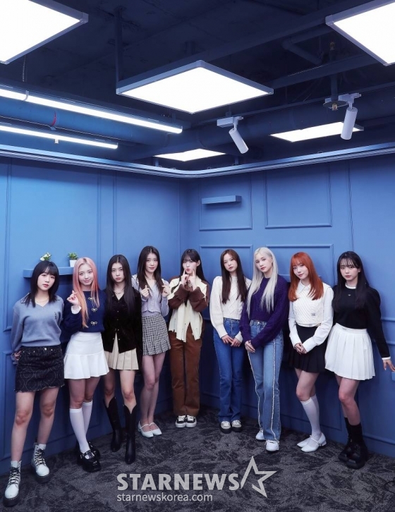 걸그룹 케플러(Kep1er)가 서울 종로구 스타뉴스 사옥에서 진행된 '2022 아시아 아티스트 어워즈 인 재팬'(2022 Asia Artist Awards In Japen, 이하 2022 AAA) 수상 인터뷰에 앞서 포즈를 취하고 있다. 케플러는 '2022 AAA'에서 뉴웨이브상과 베스트 초이스상을 수상하는 영광을 안았다. 케플러는 2022년 1월 미니 1집 'FIRST IMPACT'로 데뷔 후 6월 미니 2집 'DOUBLAST', 10월 미니 3집 'TROUBLESHOOTER'를 발매하며 말 그대로 '열일 행보'를 펼쳤다. 특히 케플러는 미국 그래미(GRAMMYS)가 선정한 '2023년 주목해야 할 신인 K-팝 걸그룹(10 K-Pop Rookie Girl Groups To Watch In 2023)' 중 한 팀으로 선정되는가 하면, '제37회 일본 골드 디스크 대상' 2관왕 차지에 이어 일본 아레나 투어까지 예고하며 국내를 넘어 글로벌 K팝 시장에서 뜨거운 관심을 받고 있다. /사진=김창현 기자 chmt@