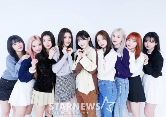 걸그룹 케플러(Kep1er)가 서울 종로구 스타뉴스 사옥에서 진행된 '2022 아시아 아티스트 어워즈 인 재팬'(2022 Asia Artist Awards In Japen, 이하 2022 AAA) 수상 인터뷰에 앞서 포즈를 취하고 있다. 케플러는 '2022 AAA'에서 뉴웨이브상과 베스트 초이스상을 수상하는 영광을 안았다. 데뷔 1년 만에 전 세계 팬들의 눈과 마음을 단번에 사로잡았다. 그것도 단 세 장의 미니앨범으로. 케플러는 2022년 1월 미니 1집 'FIRST IMPACT'로 데뷔 후 6월 미니 2집 'DOUBLAST', 10월 미니 3집 'TROUBLESHOOTER'를 발매하며 말 그대로 '열일 행보'를 펼쳤다. 특히 케플러는 미국 그래미(GRAMMYS)가 선정한 '2023년 주목해야 할 신인 K-팝 걸그룹(10 K-Pop Rookie Girl Groups To Watch In 2023)' 중 한 팀으로 선정되는가 하면, '제37회 일본 골드 디스크 대상' 2관왕 차지에 이어 일본 아레나 투어까지 예고하며 국내를 넘어 글로벌 K팝 시장에서 뜨거운 관심을 받고 있다. /사진=김창현 기자 chmt@