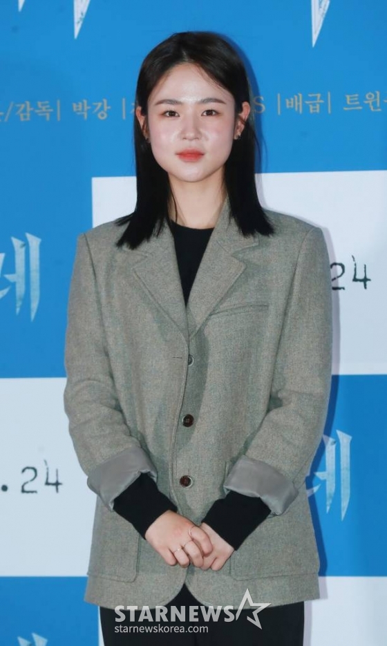 배우 심은우가 17일 오후 서울 CGV용산아이파크몰에서 진행된 영화 '세이레'(감독 박강) 언론배급시사회에 참석해 포즈를 취하고 있다. 태어난 지 21일이 채 되지 않은 아기의 아빠 우진(서현우 분)이 외부의 출입을 막고 부정한 것을 조심해야하는 세이레의 금기를 깨고, 과거의 연인 세영(류아벨 분)의 장례식장에 다녀온 뒤부터 벌어지는 기이한 일들을 그린 미스터리 심리 스릴러 '세이레'는 오는 24일 개봉한다. /2022.11.17 /사진=이동훈 기자 photoguy@
