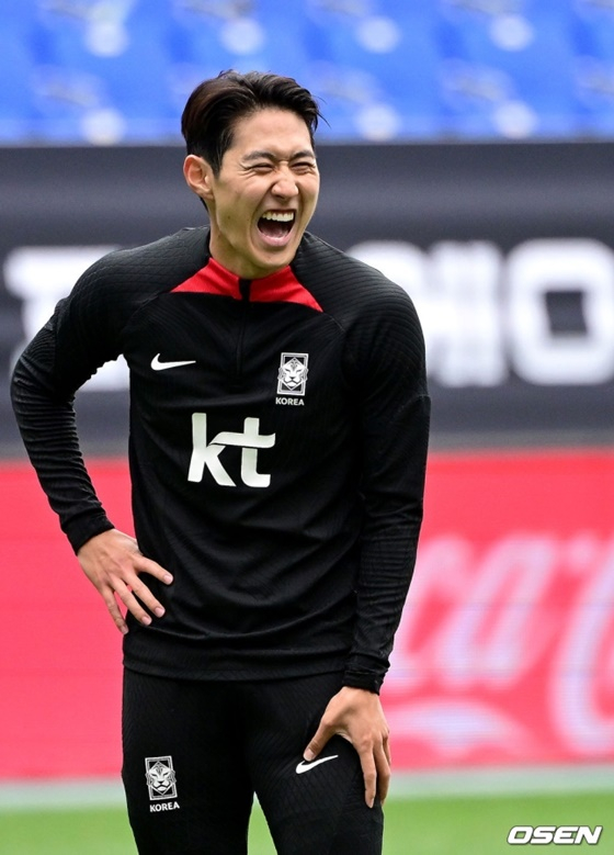 대한민국 공격수 이강인이 25일 울산문수축구경기장에서 진행된 오픈트레이닝에서 미소짓고 있다. /사진=OSEN 제공