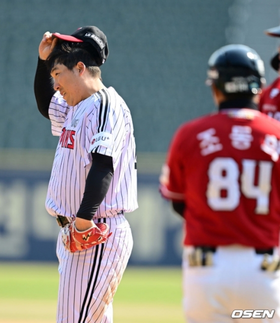 6회 포구 실책 후 아쉬워하고 있는 김현수(왼쪽).