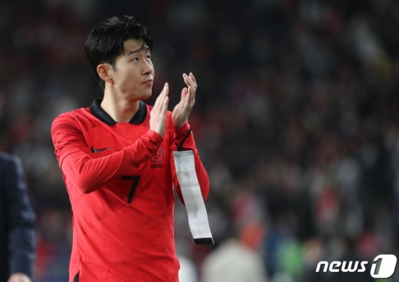 손흥민이 24일 울산 문수축구경기장에서 열린 축구 국가대표 평가전 대한민국과 콜롬비아의 경기를 마친 뒤 손인사를 하고 있다. 이날 경기는 2대2 무승부를 기록했다./사진=뉴스1