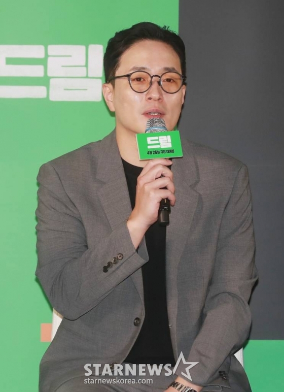 이병헌 감독이 30일 오전 서울 메가박스 성수점에서 진행된 영화 '드림'(감독 이병헌) 제잘발표회에 참석해 질문에 답하고 있다. 개념없는 전직 축구선수 홍대(박서준)와 열정 없는 PD 소민(이지은)이 오합지졸 선수들과 홈리스 월드컵에 도전하는 이야기를 유쾌하게 그린 코미디 영화 '드림'은 4월 26일 개봉한다. /2023.03.30 /사진=이동훈 기자 photoguy@