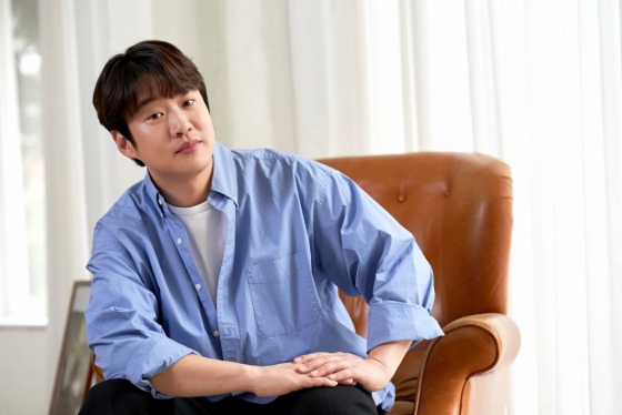 배우 안재홍이 29일 오전 서울 종로구 소격동의 한 카페에서 진행된 영화 '리바운드' 개봉 인터뷰를 위해 포즈를 취하고 있다. 안재홍은 극 중 전국대회 MVP 출신 부산중앙고 농구부의 신임 코치 강양현 역을 맡았다. '리바운드'는 2012년 전국 고교농구대회, 아무도 주목하지 않았던 최약체 농구부의 신임 코치와 6명의 선수가 쉼 없이 달려간 8일간의 기적 같은 이야기를 그린 감동 실화 영화. 내달 5일 개봉. / 사진제공 = 바른손이앤에이 /사진=김창현 기자 chmt@
