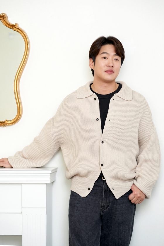 배우 안재홍이 29일 오전 서울 종로구 소격동의 한 카페에서 진행된 영화 '리바운드' 개봉 인터뷰를 위해 포즈를 취하고 있다. 안재홍은 극 중 전국대회 MVP 출신 부산중앙고 농구부의 신임 코치 강양현 역을 맡았다. '리바운드'는 2012년 전국 고교농구대회, 아무도 주목하지 않았던 최약체 농구부의 신임 코치와 6명의 선수가 쉼 없이 달려간 8일간의 기적 같은 이야기를 그린 감동 실화 영화. 내달 5일 개봉. / 사진제공 = 바른손이앤에이 /사진=김창현 기자 chmt@