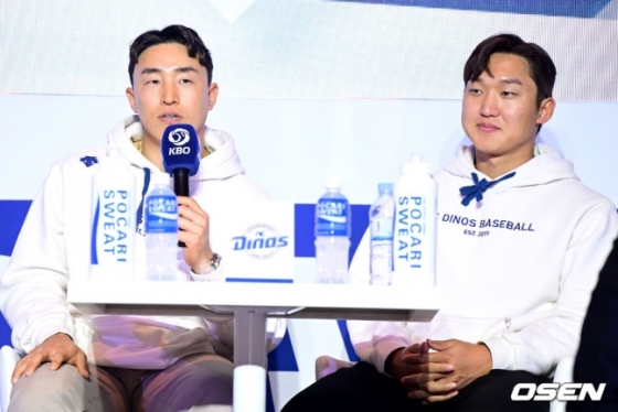NC 손아섭(왼쪽)과 구창모가 30일 열린 미디어데이에 참석해 인사말을 전하고 있다.