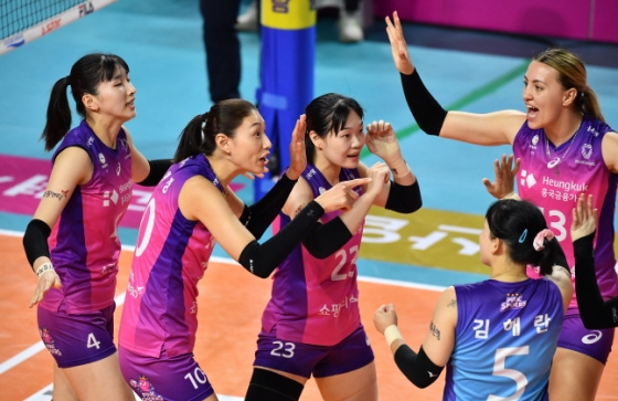 31일 한국도로공사와 챔프전 2차전에서 득점 후 기뻐하는 김연경(왼쪽에서 2번째)과 이원정(가운데). /사진=KOVO