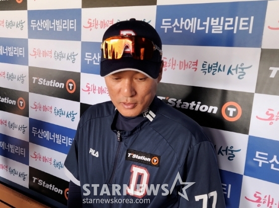 이승엽 두산 감독이 1일 롯데와 프로야구 개막전을 앞두고 취재진과 인터뷰를 하고 있다. /사진=안호근 기자
