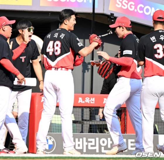 이의리(왼쪽)가 호수비 후 들어오는 김호령(오른쪽)을 반기고 있다.