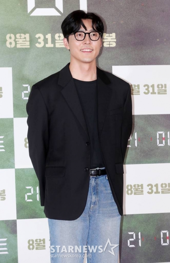 배우 이무생이 12일 오후 서울 강남구 삼성동 코엑스 메가박스에서 열린 영화 '리미트' VIP 시사회에 참석해 포즈를 취하고 있다.  '리미트'는 아동 연쇄 유괴사건 피해자 엄마의 대역을 맡은 생활안전과 소속 경찰 '소은'(이정현 분)이 사건을 해결하던 도중 의문의 전화를 받으면서 최악의 위기에 빠지게 되는 범죄 스릴러. 2013년 전작 '스파이'를 통해 국내 약 340만 명 이상의 관객을 동원하며 통쾌한 웃음과 액션 스케일로 극장가를 사로잡았던 이승준 감독 8년 만의 신작이다. 오는 31일 개봉. 2022. 08.12 /사진=김창현 기자 chmt@