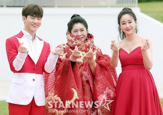 방송인 함소원, 남편 진화, 시어머니 중국마마가 21일 오전 인천광역시 영종도 파라다이스시티 스튜디오파라다이스에서 진행된 TV조선 예능 '아내의 맛' 100회 특집 포토 행사에 참석하고 있다. /사진=김창현 기자 chmt@