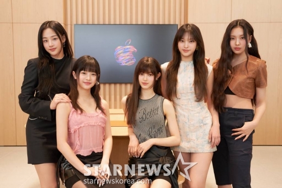 걸그룹 뉴진스가 29일 오후 서울 애플(Apple) 강남에서 열린 애플과의 컬래버레이션 프로젝트 기자간담회에서 포즈를 취하고 있다. /사진제공=애플 /사진=이동훈 기자 photoguy@