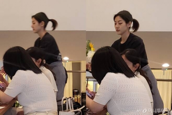 배우 김새론이 6일 서울 강남구의 한 카페에서 아르바이트를 하고 있는 모습 /사진=남미래 기자