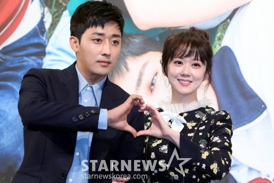 배우 조혜정과 고보결, 한보름, 장나라, 손호준, 허정민, 이이경, 장기용이 12일 오전 서울 강남구 임피리얼팰리스호텔에서 열린 KBS 2TV 새 예능드라마 '고백부부'제작발표회에 참석해 포즈를 취하고 있다.'고백부부'는 서로를 잡아먹지 못해 안달인 38살 동갑내기 앙숙 부부의 과거 청산, 인생 체인지 프로젝트를 그린 작품으로 오는 13일 오후 11시 첫 방송된다. /사진=임성균 기자 tjdrbs23@
