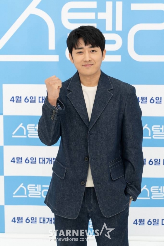 배우 손호준이 17일 오전 온라인 생중계로 진행된 영화 '스텔라'(감독 권수경) 제작보고회에 참석해 포즈를 취하고 있다. 옵션은 없지만 사연은 많은 최대 시속 50km의 자율주행차 스텔라와 함께 보스의 사라진 슈퍼카를 쫓는 한 남자의 버라이어티 추격 코미디 '스텔라'는 내달 6일 개봉된다. /사진제공=CJENM 2022.03.17 /사진=이동훈 기자 photoguy@
