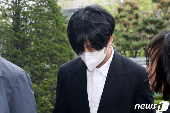 (서울=뉴스1) 이동해 기자 = 병역법 위반 혐의로 기소된 라비가 11일 오전 서울 양천구 서울남부지방법원에서 열린 1차 공판에 출석하고 있다. 가수 라비와 나플라 등은 병역 브로커 구 모 씨와 공모해 허위 뇌전증 진단을 통해 병역을 회피한 혐의로 재판에 넘겨졌다. 구 씨는 지난해 12월 구속 기소돼 현재 재판 중에 있다. 2023.4.11/뉴스1 Copyright (C) 뉴스1. All rights reserved. 무단 전재 및 재배포 금지.