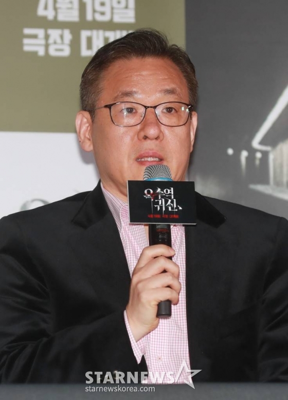 정융기 감독이 12일 오후 서울 CGV용산아이파크몰에서 진행된 영화 '옥수역 귀신'(감독 정용기) 언론시사회에 참석해 질문에 답하고 있다. 특종이 필요한 기자 나영이 옥수역에서 근무하는 친구 우원을 통해 옥수역에서 계속해서 일어난 사망사건들을 전해 듣고 취재를 시작하면서 벌어지는 이야기를 그린 '옥수역 귀신'은 오는 19일 개봉한다. /2023.04.12 /사진=이동훈 기자 photoguy@
