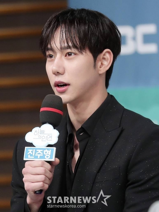 배우 진주형이 13일 오전 서울 마포구 상암동 MBC 사옥에서 진행된 일일드라마 '하늘의 인연' 제작발표회에 참석해 인사말을 하고 있다.  '하늘의 인연'은 아버지의 그릇된 욕망이 만들어낸 비극으로 원수가 돼버린 부녀가 마침내 천륜의 사랑을 깨닫는 이야기를 그린다. 오는 17일 첫 방송. 2023.04.13 /사진=김창현 기자 chmt@