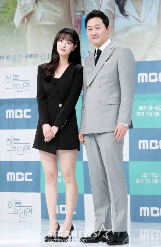 배우 전혜연, 김유석이 13일 오전 서울 마포구 상암동 MBC 사옥에서 진행된 일일드라마 '하늘의 인연' 제작발표회에 참석해 포즈를 취하고 있다.  '하늘의 인연'은 아버지의 그릇된 욕망이 만들어낸 비극으로 원수가 돼버린 부녀가 마침내 천륜의 사랑을 깨닫는 이야기를 그린다. 오는 17일 첫 방송. 2023.04.13 /사진=김창현 기자 chmt@