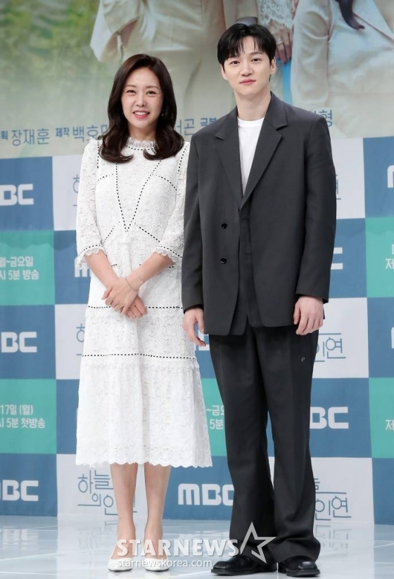 배우 조미령, 서한결이 13일 오전 서울 마포구 상암동 MBC 사옥에서 진행된 일일드라마 '하늘의 인연' 제작발표회에 참석해 포즈를 취하고 있다.  '하늘의 인연'은 아버지의 그릇된 욕망이 만들어낸 비극으로 원수가 돼버린 부녀가 마침내 천륜의 사랑을 깨닫는 이야기를 그린다. 오는 17일 첫 방송. 2023.04.13 /사진=김창현 기자 chmt@