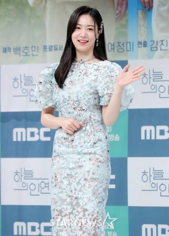 배우 정우연이 13일 오전 서울 마포구 상암동 MBC 사옥에서 진행된 일일드라마 '하늘의 인연' 제작발표회에 참석해 포즈를 취하고 있다.  '하늘의 인연'은 아버지의 그릇된 욕망이 만들어낸 비극으로 원수가 돼버린 부녀가 마침내 천륜의 사랑을 깨닫는 이야기를 그린다. 오는 17일 첫 방송. 2023.04.13 /사진=김창현 기자 chmt@