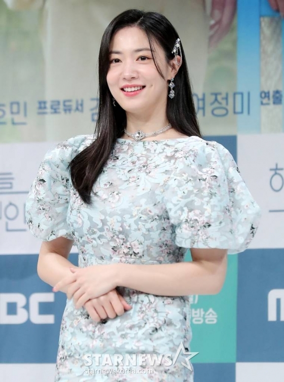 배우 정우연이 13일 오전 서울 마포구 상암동 MBC 사옥에서 진행된 일일드라마 '하늘의 인연' 제작발표회에 참석해 포즈를 취하고 있다. '하늘의 인연'은 아버지의 그릇된 욕망이 만들어낸 비극으로 원수가 돼버린 부녀가 마침내 천륜의 사랑을 깨닫는 이야기를 그린다. 오는 17일 첫 방송. 2023.04.13 /사진=김창현 기자 chmt@