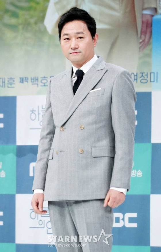 배우 김유석이 13일 오전 서울 마포구 상암동 MBC 사옥에서 진행된 일일드라마 '하늘의 인연' 제작발표회에 참석해 포즈를 취하고 있다. '하늘의 인연'은 아버지의 그릇된 욕망이 만들어낸 비극으로 원수가 돼버린 부녀가 마침내 천륜의 사랑을 깨닫는 이야기를 그린다. 오는 17일 첫 방송. 2023.04.13 /사진=김창현 기자 chmt@