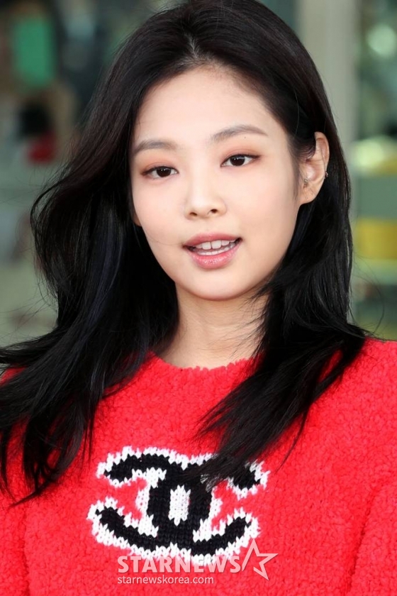 그룹 블랙핑크 제니가 프랑스 파리에서 열리는 한 브랜드 패션쇼에 참석하기 위해 29일 오후 인천국제공항을 통해 출국하고 있다. /사진=임성균 기자 tjdrbs23@