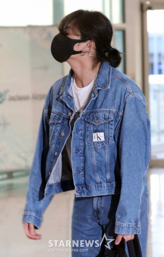 그룹 방탄소년단 정국이 의류브랜드 홍보 활동을 위해 미국 LA로 8일 오후 인천국제공항을 통해 출국하고 있다. 2023.04.08 /사진=임성균 기자 tjdrbs23@