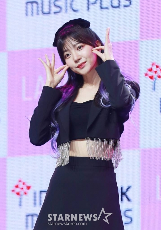 걸그룹 라붐 해인이 3일 오후 서울 용산구 블루스퀘어에서 진행된 미니 앨범 3집 '블라썸'(BLOSSOM) 발매기념 쇼케이스에 앞서 포즈를 취하고 있다. 이번 앨범은 타이틀곡 '키스 키스'(Kiss Kiss)를 비롯해 '얼마나 좋을까', '똑같잖아', '러브 온 유(Love On You)' 등총 4곡이 수록됐다. /2021.11.03 /사진=이동훈 기자 photoguy@