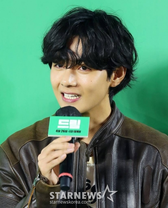 방탄소년단 뷔가 24일 오후 서울 강남구 삼성동 메가박스 코엑스에서 진행된 영화 '드림' VIP 시사회에 참석해 포즈를 취하고 있다. '드림'은 개념 없는 전직 축구선수 홍대(박서준 분)와 열정 없는 PD 소민(아이유 분)이 집 없는 오합지졸 국대 선수들과 함께 불가능한 꿈에 도전하는 이야기를 그린 영화. 오는 26일 개봉. 2023.04.24 /사진=김창현 기자 chmt@