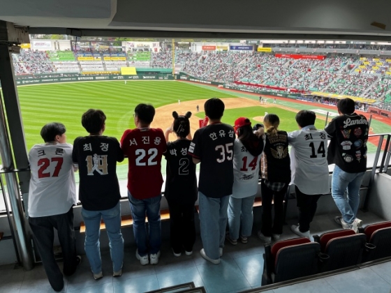 랜필 미팅 참가자들이 23일 인천 키움전을 함께 관람하고 있다./사진=SSG 랜더스