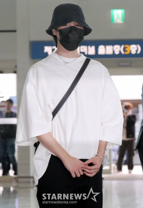 그룹 방탄소년단 지민이 미국 일정을 위해 25일 오전 인천국제공항을 통해 뉴욕으로 출국하고 있다. 2023.04.25 /사진=임성균 기자 tjdrbs23@