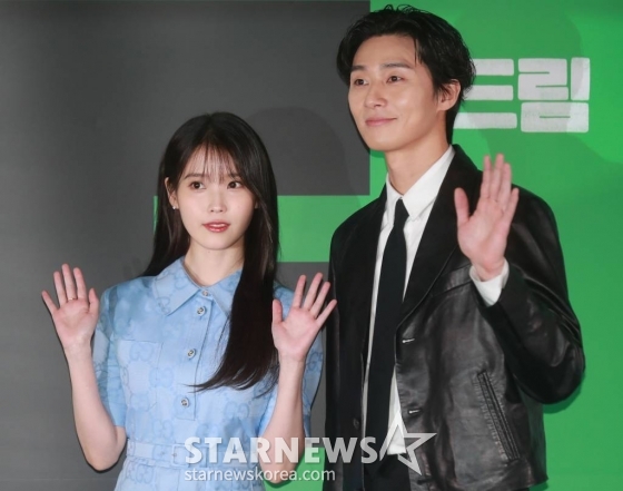 배우 아이유, 박서준이 17일 오후 서울 메가박스 코엑스에서 진행된 영화 '드림'(감독 이병헌) 언론시사회에 참석해 포즈를 취하고 있다. 개념없는 전직 축구선수 홍대(박서준)와 열정 없는 PD 소민(이지은)이 오합지졸 선수들과 홈리스 월드컵에 도전하는 이야기를 유쾌하게 그린 코미디 영화 '드림'은 오는 26일 개봉한다. /2023.04.17 /사진=이동훈 기자 photoguy@