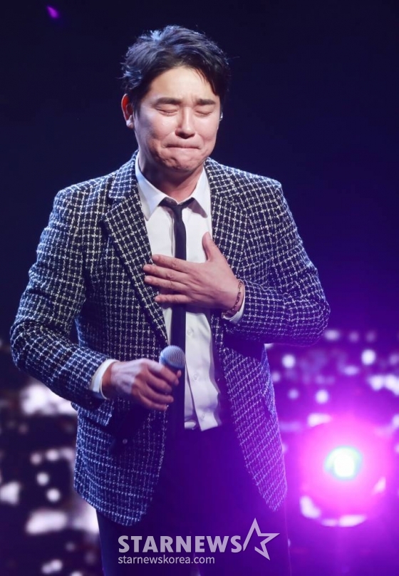 가수 임창정이 8일 오후 서울 강남구 일지아트홀에서 진행된 미니 3집 '멍청이' 발매기념 쇼케이스에 참석해 신곡을 선보이고 있다. '멍청이'에는 타이틀곡 멍청이를 포함해 '더 많이 사랑하길', '용서해', '그냥 좋은 날', '멍청이(Inst.)' 총 5곡이 수록됐다. /2023.02.08 /사진=이동훈 기자 photoguy@