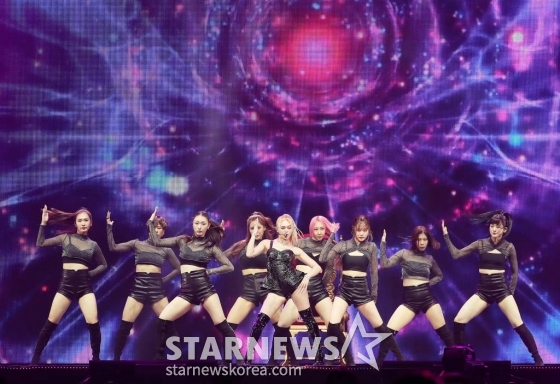 가수 알렉사가 지난 13일 오후 일본 나고야 니혼가이시홀에서 열린 '2022 Asia Artist Awards IN JAPAN'(2022 아시아 아티스트 어워즈, 이하 2022 AAA)에서 멋진 무대를 선보이고 있다.   알렉사는 이날 AAA 아이콘상을 수상했다.   /2022.12.16 /사진=김창현 기자 chmt@