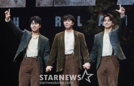 배우 뱍장현, 이홍기, 홍주찬이 25일 오후 서울 강남구 한전아트센터에서 진행된 뮤지컬 '할란카운티' 프레스콜에서 포즈를 취하고 있다. '할란카운티'는 1976년 미국 중남부 켄터키주의 광산 마을 할란카운티에서 광산 회사의 횡포에 맞서 자신들의 권리를 찾기 위해 싸우는 광부 존과 동료들의 이야기를 그린 뮤지컬이다. /2023.05.25 /사진=이동훈 기자 photoguy@
